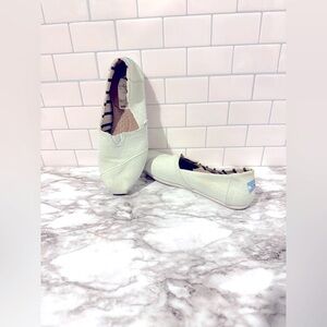 ✨Women’s Mint Green Tom’s shoes in good/fair condition. Light wear & tear.✨